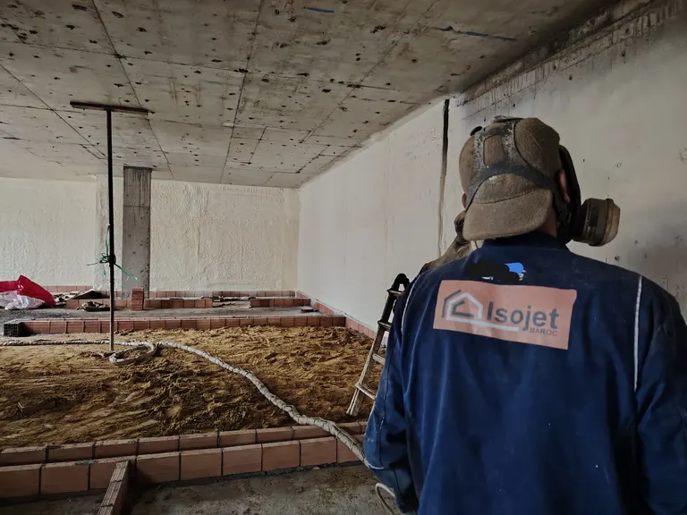 Isolation de plafond en chantier
