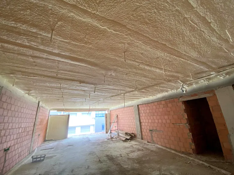 Isolation de plafond par mousse