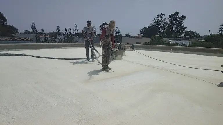 Application de mousse sur terrasse