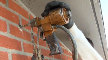 Injection de mousse dans un mur